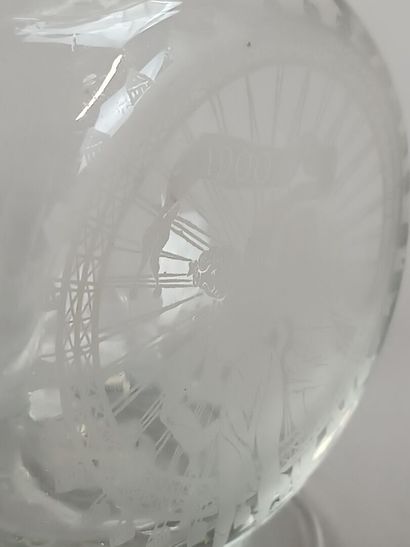 Carafe ou bouteille avec bouchon en verre.
Décor...
