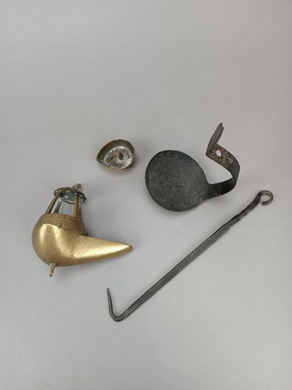 Petite lampe à huile suspendue dite 