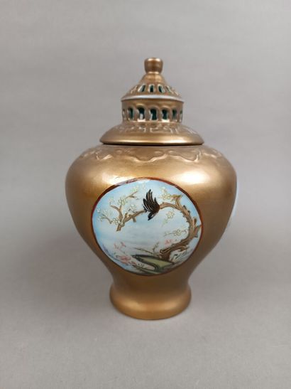 CHINE
Potiche couverte en porcelaine dorée....