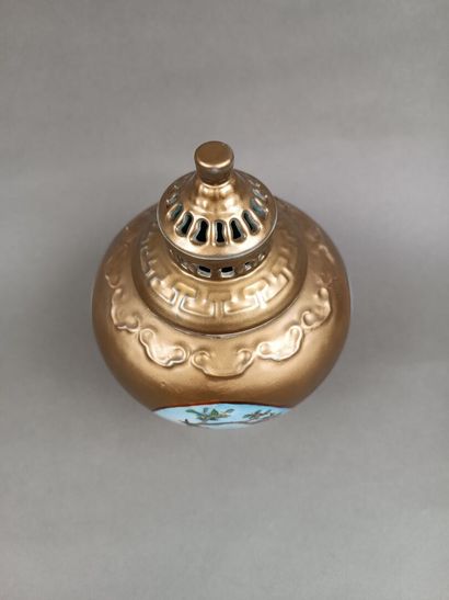 CHINE
Potiche couverte en porcelaine dorée....