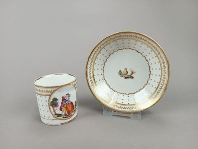 Paris?
Tasse et sous-tasse en porcelaine...