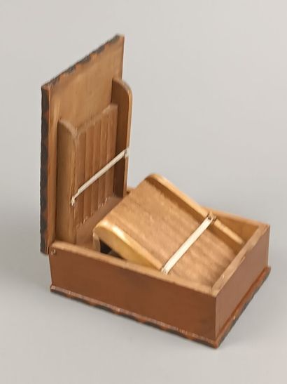 Boîte à cigarettes en bois à décor d'un breton.
Elle...