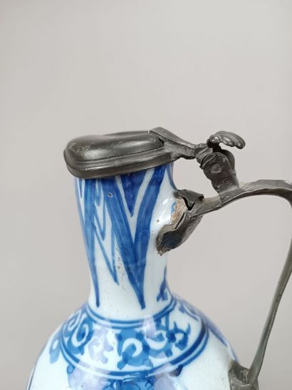 DELFT ?
Pichet balustre en fainec bleue et...