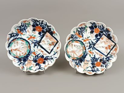 IMARI.
Paire d'assiettes en porcelaine blanche...