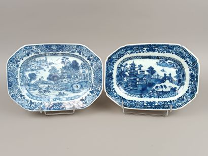 CHINE
Deux plats en porcelaine bleue et blanche...