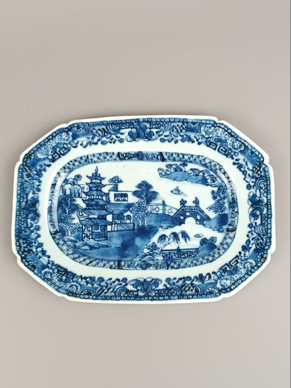 CHINE
Deux plats en porcelaine bleue et blanche...