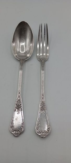 Couvert en argent de style Louis XVI. 
Spatule...