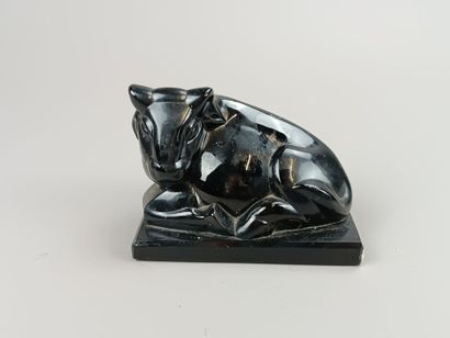 Curieuse vache en verre sur socle de marbre.
Fêle,...