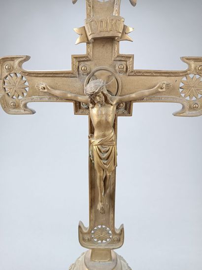 Important Christ d'autel en bronze.
Il présente...