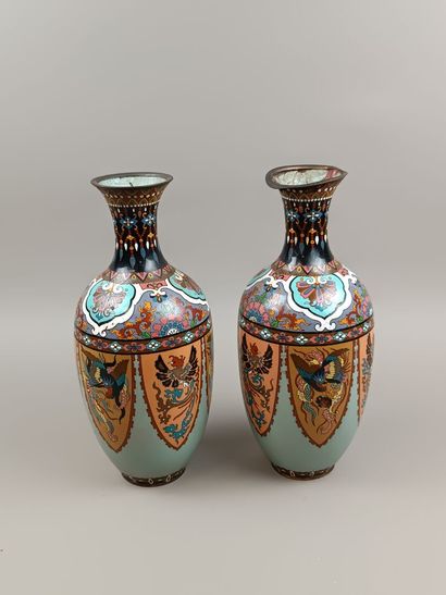 JAPON ou CHINE
Paire de vases balustres en...