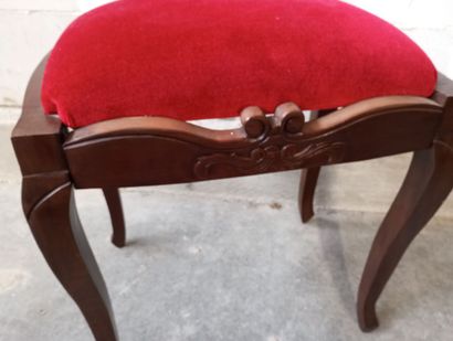 Tabouret en acajou de forme chantournée.
Pose...