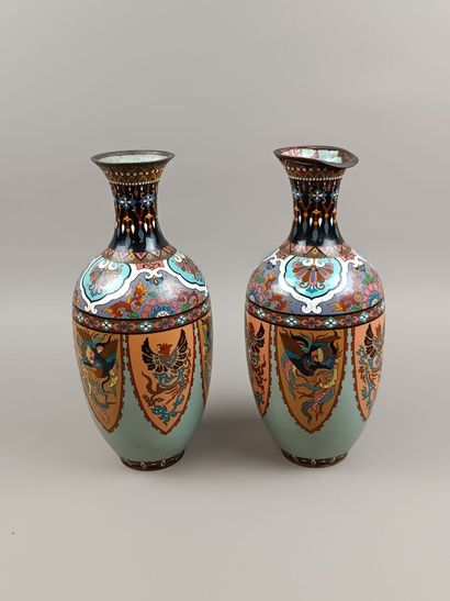 JAPON ou CHINE
Paire de vases balustres en...
