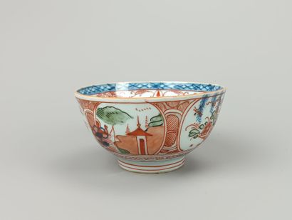 CHINE. 
Bol à thé en porcelaine polychrome.
Décor...