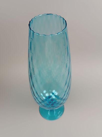 MURANO ?
Vase en verre bleu à côtes en spirale.
Vers...