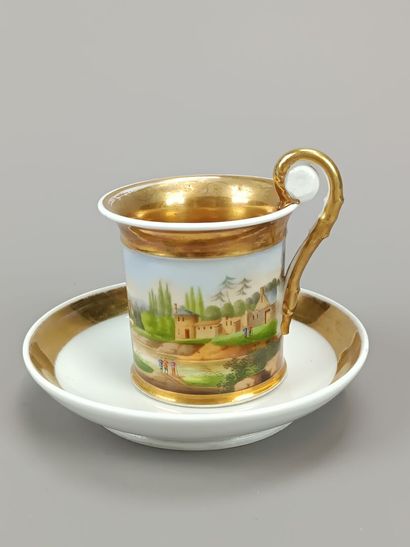 Tasse et sous-tasse en porcelaine polychrome...