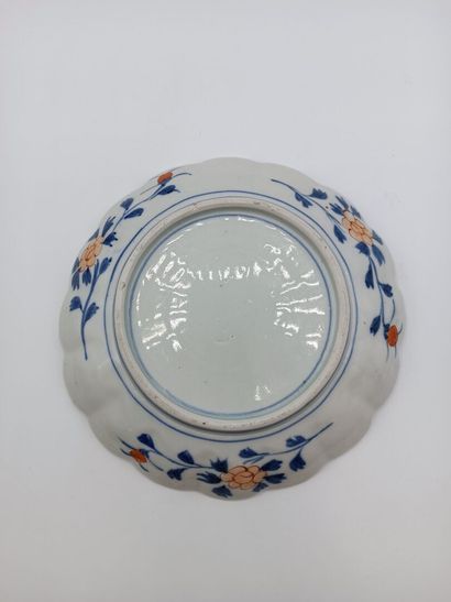 IMARI.
Paire d'assiettes en porcelaine blanche...