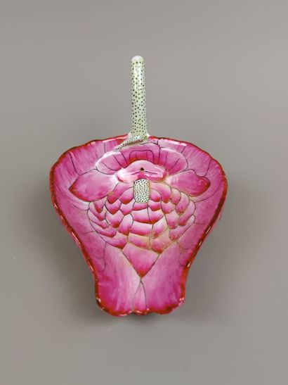 CHINE
Bol en porcelaine en forme de lotus...