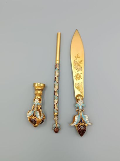 Nécessaire de bureau en métal doré et émaux...