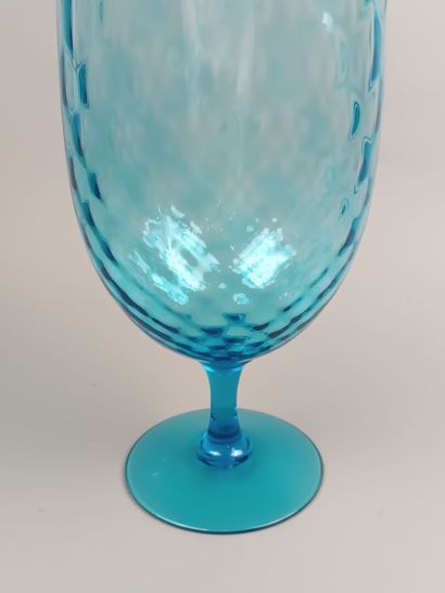 MURANO ?
Vase en verre bleu à côtes en spirale.
Vers...