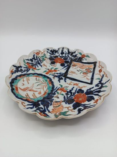 IMARI.
Paire d'assiettes en porcelaine blanche...