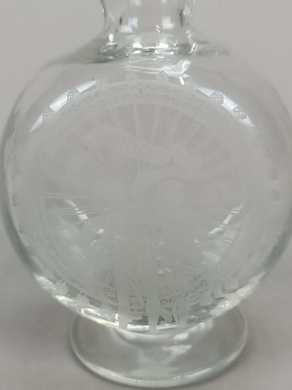 Carafe ou bouteille avec bouchon en verre.
Décor...