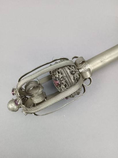 Curieux sceptre fantaisie en métal et pierres...