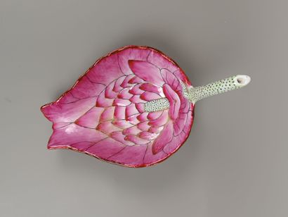 CHINE
Bol en porcelaine en forme de lotus...