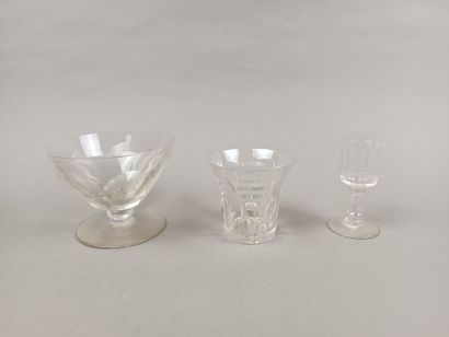 BACCARAT 
Petit lot divers de verreries comprenant:
-...