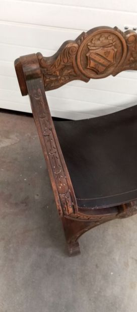 Fauteuil curule en bois naturel mouluré e...