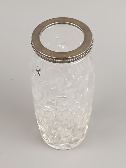 Vase en verre moulé orné de motifs stylisés.
Monture...