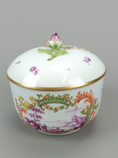 SAXE
Sucrier couvert en porcelaine
Décor...