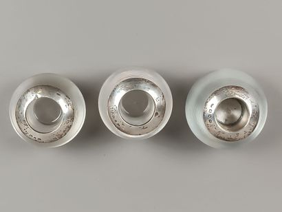 Trois bougeoirs en verre soulignés de filets.
Monture...