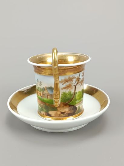 Tasse et sous-tasse en porcelaine polychrome...