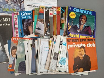 Lot de vinyles. Il contient des 45 T (une...