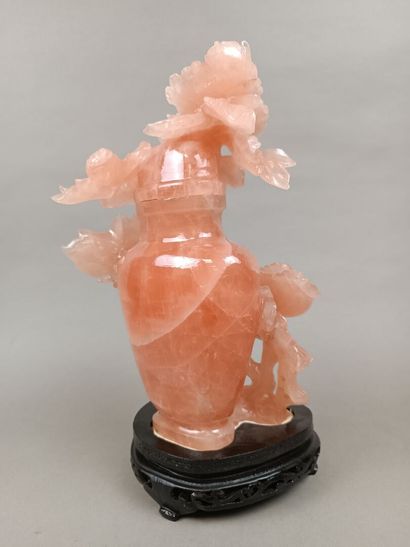 CHINE. 
Vase couvert en quartz rose.
Décor...