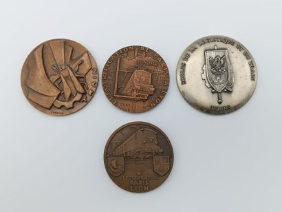 Lot de quatre médailles circulaire sur le...