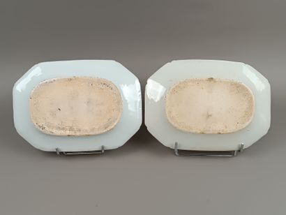 CHINE
Deux plats en porcelaine bleue et blanche...