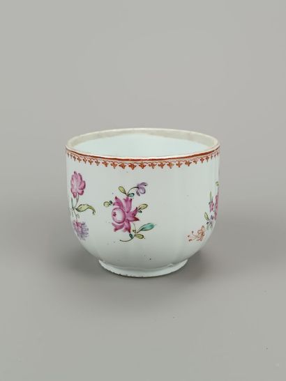 CHINE.
- Pot de forme cylindrique. Décor...