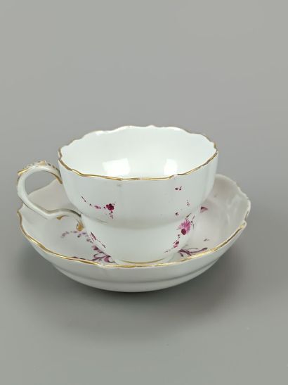 MEISSEN? 
Tasse et une sous-tasse en porcelaine.
Décor...