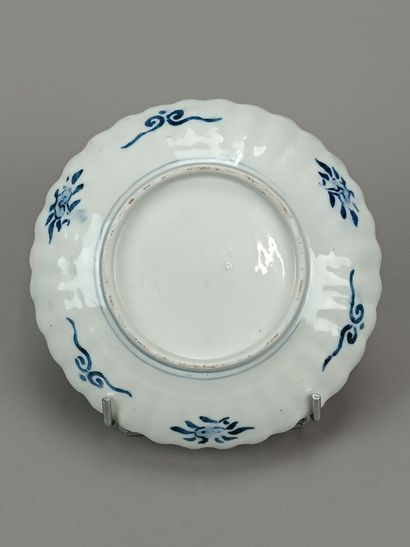 IMARI.
Assiette en porcelaine polychrome.
Décor...