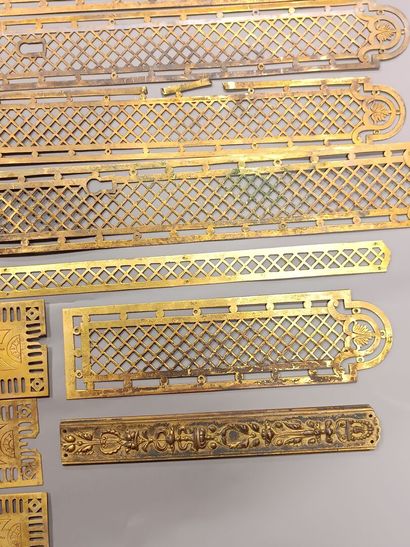 Lot de 28 plaques de propreté en bronze,...