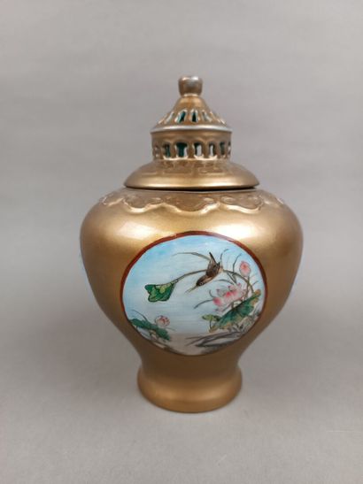 CHINE
Potiche couverte en porcelaine dorée....