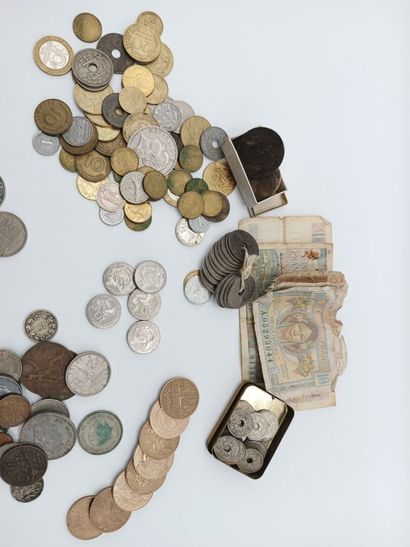 Lot de pièces démonétisées et billets, principalement...