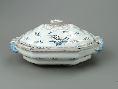 Soupière ou pot à oil couvert de forme mouvementée.
Décor...