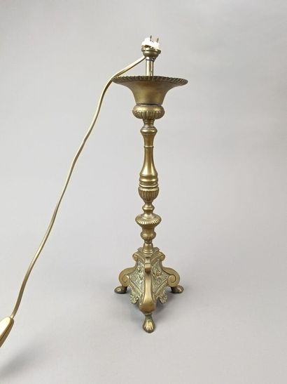 Pique-cierge en métal doré monté en lampe,...