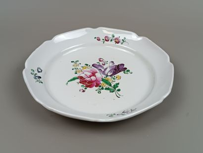 Strasbourg, Manufacture HANNONG.
Assiette...