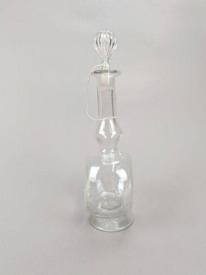 Carafe ou bouteille avec bouchon en verre.
Décor...
