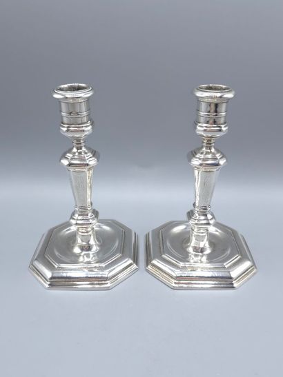 Paire de bougeoirs de toilette en argent.
Fûts...