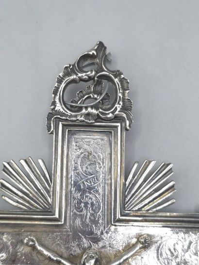 Bénitier en argent. 
Décor d'une croix finement...