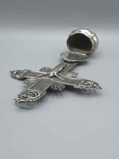 Bénitier en argent. 
Décor d'une croix finement...